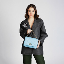 Bolso de mujer de hombro 005g azul claro lifestyle
