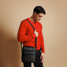 Bolso de hombro para hombre 303g 01 negro lifestyle