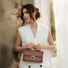 Bolso de mujer de mano 039g marrón coñac lifestyle