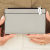 Tarjetero 209g 01 biz gris lifestyle
