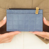 Portatarjetas 209g croco azul cielo lifestyle