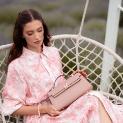 Bolso de dama de hombro 041g rosa polvo saffiano lifestyle