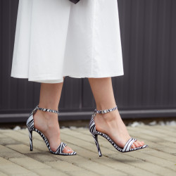 Sandalias de dama 1349 satén cebra blanco lifestyle