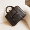 Bolsa para laptop 302g 01 marrón oscuro lifestyle