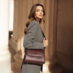 Bolso de mujer de hombro 040g cereza negra lifestyle