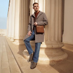 Bolso de hombre de hombro 304g 01 marrón coñac lifestyle