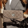 Bolso de mujer de hombro 048g 01 ante arenisca lifestyle