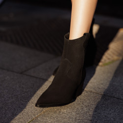 Botines con tacón de mujer 1411 negro terciopelo lifestyle