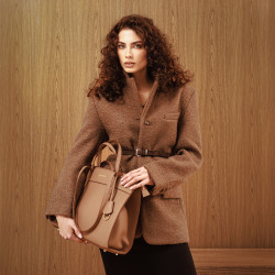Bolso de mujer al hombro 047g caramel brown lifestyle