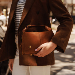 Bolso de mano para dama 037-1g ante marrón lifestyle