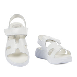 Sandalias para niños 2500 charol blanco