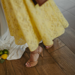 Sandalias mujer 1365 charol beige lifestyle