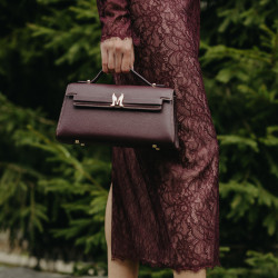 Bolso de mujer de hombro 041g burdeos lifestyle