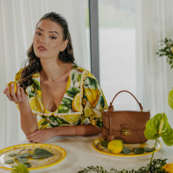 Bolso de mano para dama 022g marrón dorado lifestyle