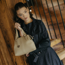 Bolso de mujer para el hombro 004g 01 gris claro lifestyle