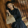 Bolso de mujer para el hombro 004g 01 gris claro lifestyle