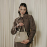Bolso de mujer para el hombro 004g 01 gris claro lifestyle