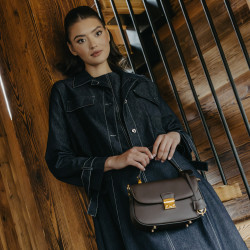 Bolso de mano para dama 022g testa di moro lifestyle