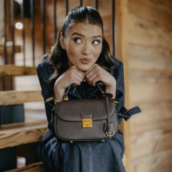 Bolso de mano para dama 022g testa di moro lifestyle