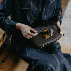 Bolso de mano para dama 022g testa di moro lifestyle