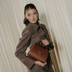 Bolso de mujer de hombro 032g 01 coñac lifestyle