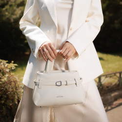 Bolso de mano para dama 056g 01 panna lifestyle