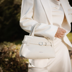 Bolso de mano para dama 056g 01 panna lifestyle